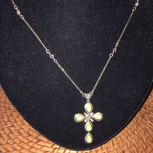 $8 SALE❤️NIB Avon Fashion Cross Pendant Necklace